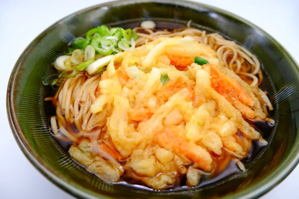 かき揚げそばの写真